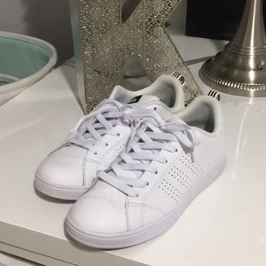 WHITE ADIDAS NEO TENNIS SHOES
